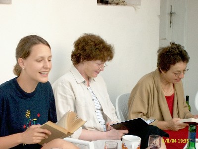 České ženy čtou na zápraží (protože to umí!).