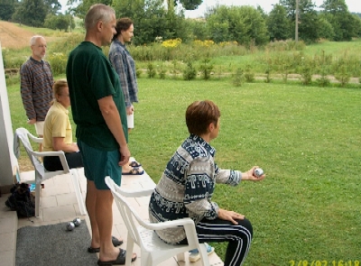 Žlába předvádí pétanque ve verzi pro seniory.